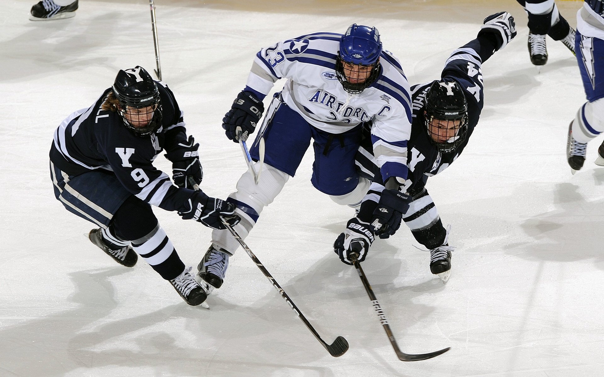 开云集团中国官网-2017年西部赛季：库里在一场经典对决中投中10多记三分，创造了历史纪录